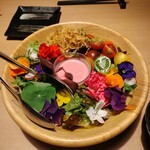 いろどり - 前菜のサラダ。食べられるお花が入ってる。彩りが綺麗で味も悪くない!