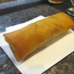 小菜一碟 - ホタルイカと春野菜の春巻き：ホタルイカ、筍、椎茸、キャベツなど春野菜の春巻きは、熱々ッ！ 旨！ 味！ です。