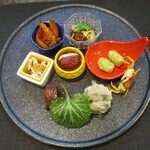 小菜一碟 - 中国風 八寸：・よだれ鶏。 ・白魚 新生姜醤油。 ・麻辣焼売。 ・幸（ゆき）えび　成都式エビチリ。 ・菜の花焼売。 ・沢蟹とソラマメの揚げ物　山椒塩。 ・棗クリームチーズ。 ユキノシタが添えられています。