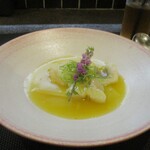 小菜一碟 - 桜鯛の黄灯籠醤あんかけ：黄色い唐辛子のクワントウロウジャンの辛さが美味しく際立つ一品です。 桜鯛を中心にして、筍、芽葱、白菜、中でも希少な衣笠茸が印象的でした。