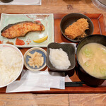 飯場魚金 - 本日の炭火焼定食・鮭（1,200円税込）