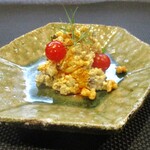 小菜一碟 - 蒸し鮑　ピータン豆腐仕立て：まず最初に感じられるのはサクサクとしたおこげの食感。 Sその後を追いかけるように蒸し鮑の弾力を感じます。 そして、ピータン豆腐が全体のお味を味わい深いものとしています。 プチトマトとディルが飾られていますネ！