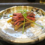 小菜一碟 - 和牛カメノコとホワイトアスパラガスと新玉ねぎの黒胡椒炒め：和牛のカメノコは、もも肉だそうです。 綺麗な赤身の牛肉が黒胡椒で美味しくやわらかに炒めてあります。 飾られたピーテンドリル（スナップエンドウの新芽）もお洒落ですネ！