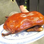 小菜一碟 - 北京ダックが今、あめ色に仕上がりました。