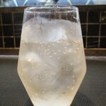 小菜一碟 - ホワイトドラゴン：白酒（パイシュ）の炭酸割りです。 ほのかに甘い芳香が感じられます。