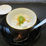 小菜一碟 - はまぐりの淡雪仕立てスープ：プリプリの蛤、よもぎ麩、卵白で作られているのでしょうか？ お出しの蛤のお出しの効いた素敵なスープに木の芽が浮かべてあります。