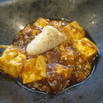 小菜一碟 - 牛ほほ肉入り麻婆豆腐：四川風の辛さ際立つ麻婆豆腐に桜鯛の白子がトッピングされています。 両者が良くマッチしています。 白飯を頂き麻婆飯にして美味しくいただきました。