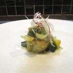 小菜一碟 - 帆立貝 生のり炒め：フレンチを想わせるようなビジュアルで、ホタテ貝と生海苔がナイスにマッチした上品な中華炒めです。 ユリ根、オクラ、ヤングコーン、唐辛子、白髪葱を使用してあります。