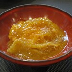 小菜一碟 - フカヒレのピリ辛醤油煮込み：流石に美味しいですネ！ 白飯をお願いしてフカヒレ丼でいただきました。 最高オ～です。