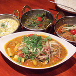 タンドールバル カマルプール - 手前から時計まわりに冷やしスープカレー(1200円)、ダルカレー(900円)、ラムミントカレー(1200円)、スパイシーチキンキーマ(1200円)
