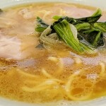 横浜らーめん 本牧家 - ラーメン並味濃め脂多め(近景)