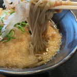 お食事処 ごぜん家 - そばの麺は平く細い