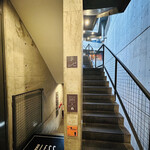 京風鉄板 はせ川 - この階段を上がると4階にはBARが…