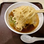 nanjousa-bisueriakudarinanjoufu-doko-to - 麺は自家製麺っぽい感じの食感。
                        