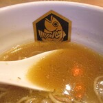 真鯛らーめん 麺魚 - 麺魚のスープ～