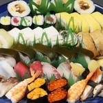 Sushi Ryuu - 活きの良い山海の素材を豪快に盛り込んだ皿鉢料理や鰹のたたきなど、伝統の技と土佐ならではの料理をご堪能いただけます。 お料理など人数・ご予算に応じて、ご相談承ります。一部予約が必要なコースがありますので、詳しくはお問合せください。 