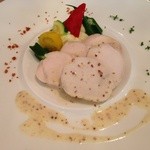 kadoya - 鶏ムネ肉の白ワイン蒸しクリームソースマスタード風味季節の彩り野菜を添えて(メイン) 