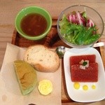 kadoya - 野菜サラダ、ガスパチョのテリーヌ仕立て、パン2種、オニオンスープ(プチ盛り4種)