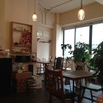 kadoya - フレンチテイストの照明や家具がいいですね。