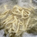 ラーメン もっけだの - 『冷凍油そば』の麺(茹で中)