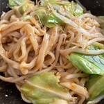 ラーメン もっけだの - 『油そば』(野菜･ニンニク別売)の天地返し