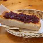 コメダ珈琲店 - 
③バター
バターかいちごジャムかを選択出来る出来る

結局、食パンの小倉バターを選択。
間違えのない美味しさであった。