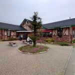 コメダ珈琲店 - 店舗外観　開店前には待ちが出来てる