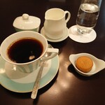 東京ステーションホテル ロビーラウンジ - 東京物語はマイルドでクリーン､普通のミルクが付きますがストレートで