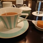 東京ステーションホテル ロビーラウンジ - 仏蘭西物語は苦味強め､大きめのミルクポット(ホットミルク)付きでカフェオレ風に