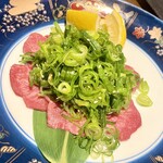 Yakiniku Sanya - タン（薄切り赤身ネギ塩タン）