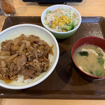 すき家 - 牛丼(中盛)+サラダ+みそ汁❗️