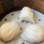 樓蘭 - 海老蒸し餃子3個594円　潰した海老をぷりぷりの皮で包んでありました！