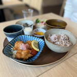 和洋ダイニング 銀 - 十六穀米の一汁三菜膳を鶏唐揚げ梅おろし