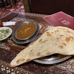 インド料理モハン - セット全景(ナンの下にヨーグルト)