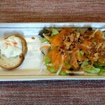 食彩ダイニングsako - ポテサラ付きバケットとサラダ