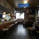 めん吉 - うどん屋さんに相応しい店内です。落ち着きますわ・・・