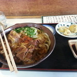 めん吉 - 肉うどんにオマケに椎茸の天ぷら・冷奴付けていただきました。