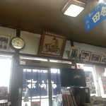 めん吉 - 親父さんの自転車日本一周記念の贈答品が飾られてます。