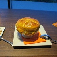 ザ　ジュエルズ - メイン：牛頬肉の赤ワイン煮込みパイ包み焼き