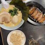 Yokohama Ie Keira-Men Konshin-Ya - ラーメン 餃子 ご飯