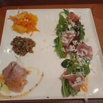 オステリア プロフーモ - 前菜盛り合わせ キャロットラペ 八朔とマツの実を添えて、レンズ豆の鰯和え、カンパチのカルパッチョ 淡路島産玉葱ソース、生ハムとパルミジャーノのベビーリーフサラダ
