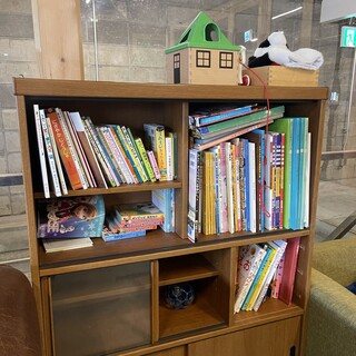 There are picture books and toys available for rental for children.