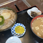 蔵八 - イカ漬け丼　９２０円　イカ漬けに温泉卵と生姜、漬けの味付けが私好み