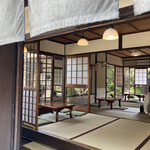 あぶり餅 本家 根元 かざりや - お座敷も雰囲気良さそう