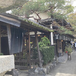 あぶり餅 本家 根元 かざりや - 後から気づきましたが、敷地は結構広いです