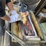 あぶり餅 本家 根元 かざりや - 炭火で炙っている様子