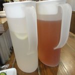 ちゃが商店 - レモンの入った水か、冷たいお茶を選べます