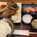 Binchousumi Biyaki Jige - 「鮪かま（中）炭火焼きとお刺身のセット」1200円