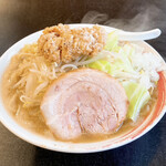 藤ろう - ラーメン中900円しょうが、唐揚げ