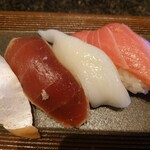 金沢まいもん寿司 - 中トロは脂が乗ってて旨味タップリ。
            赤エビもプリッとしてて旨味が良い感じ。
            数の子の塩抜き加減もよく
            エンガワの食感と味わいも良いねえ。